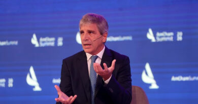 Luis Caputo, Economía