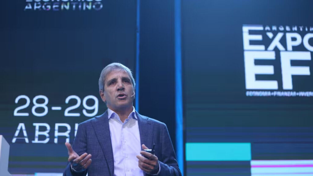 Luis Caputo, Economía