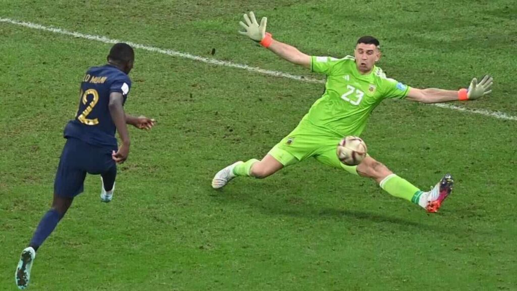 Kolo Muani, Francia, Dibu Martínez