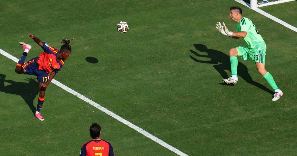 Dibu Martínez, Selección Argentina, España