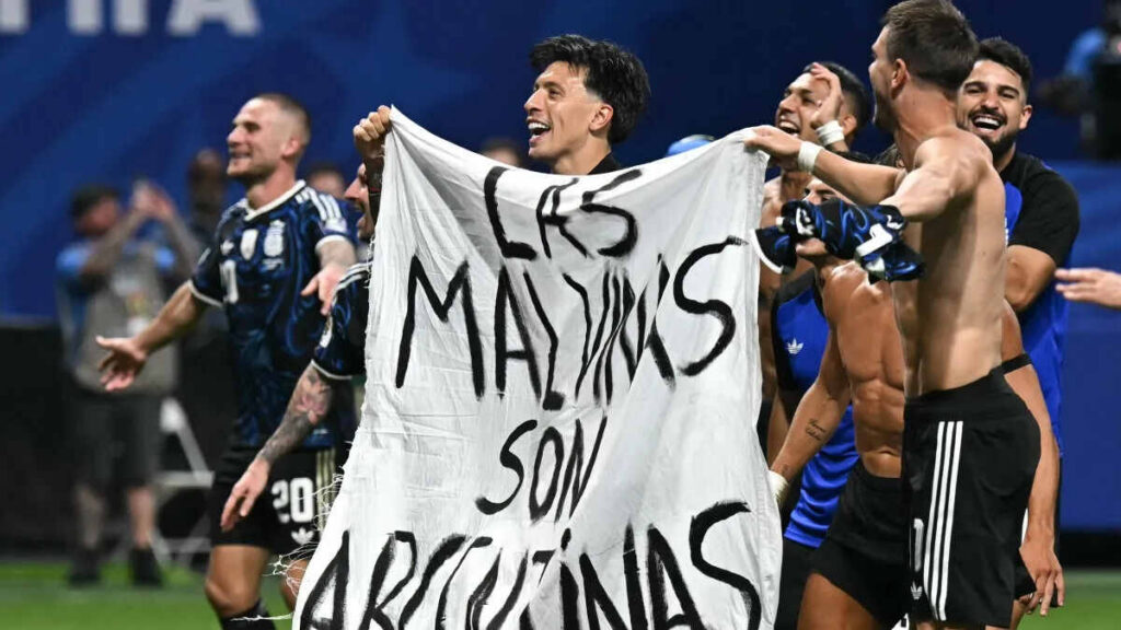 Bandera de Malvinas, Selección Argentina