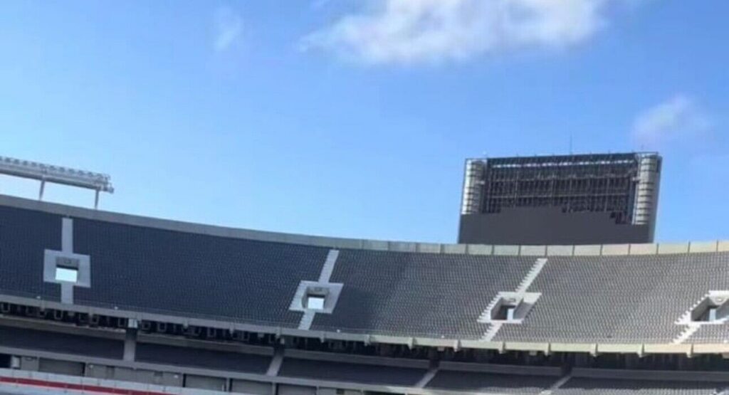 Monumental, Pantalla, River
