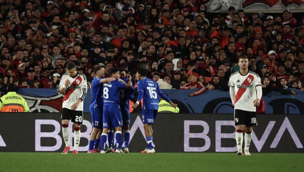 River, Vélez